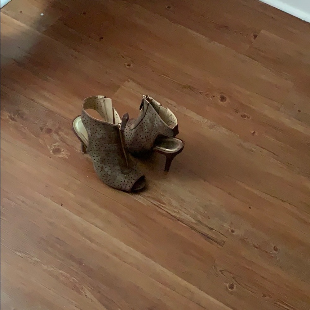 Heels - Picture 2 of 3